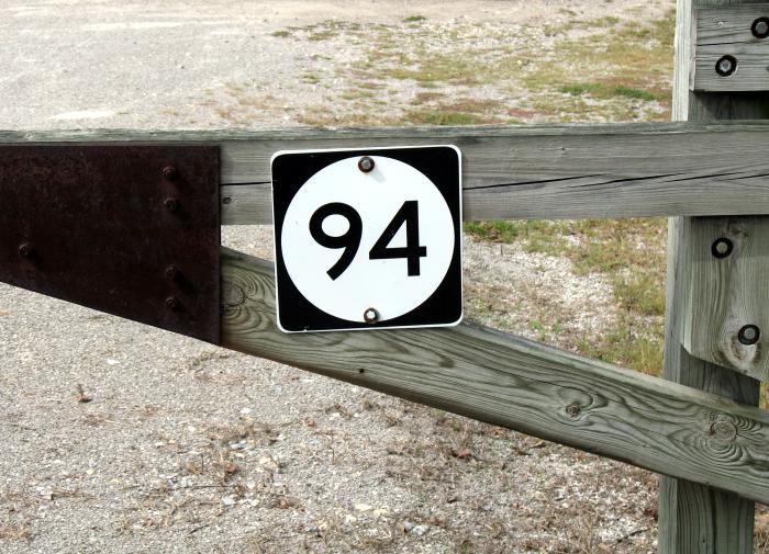 Circle marker rather than state-outline marker on Missouri 94 at a Katy Trail crossing