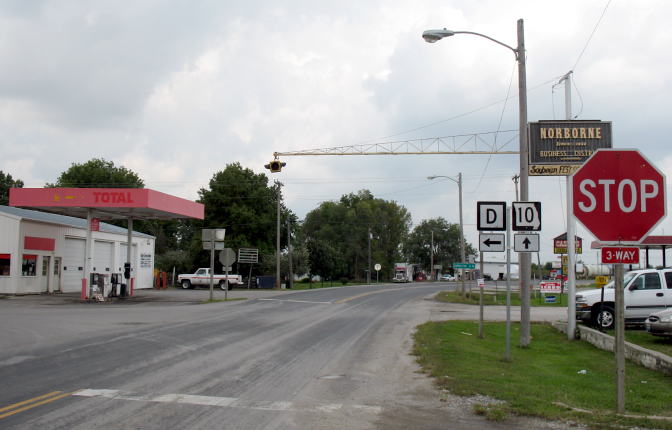Well-braced mounting arm for blinking signal on Missouri 10 in Norborne