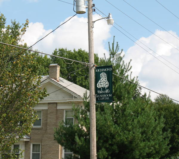 Banner proclaiming Richmond, Mo. as a mushroom capital