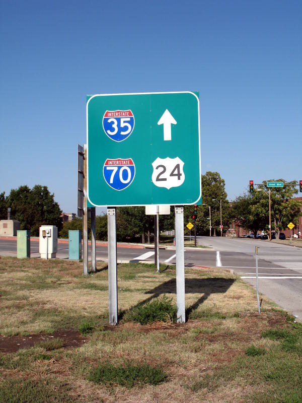 Single-panel trailblazer for routes in downtown Kansas City, Mo.