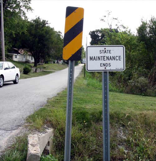 End of unmarked Spur 45 in Waldron, Mo.