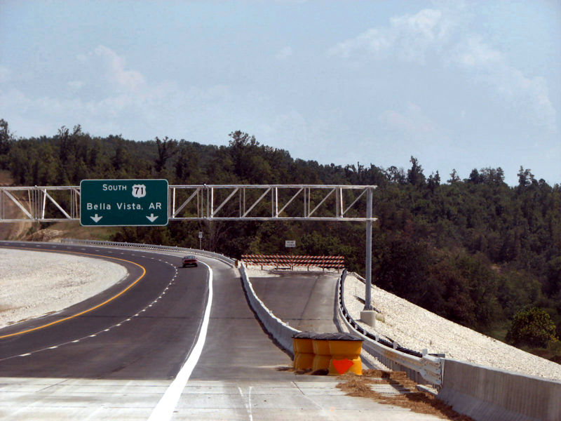 Divergence of roadway marking the temporary end of Interstate 49 in Missouri (2012)
