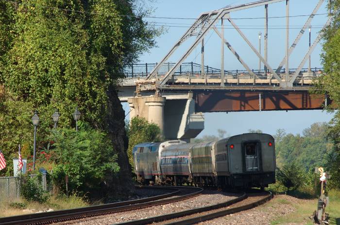 Amtrak train leaving Hermann, showing the Missouri River bridges in 2007