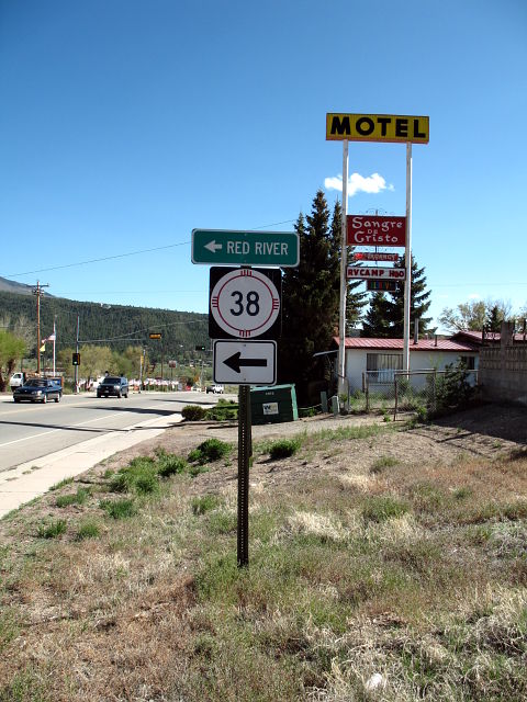 Destination sign for Red River atop an NM 38 marker on NM 522 in Questa