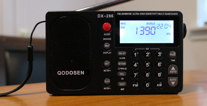 Display of AM station KGNU on the Qodosen DX-286, also showing the 'world clock' feature