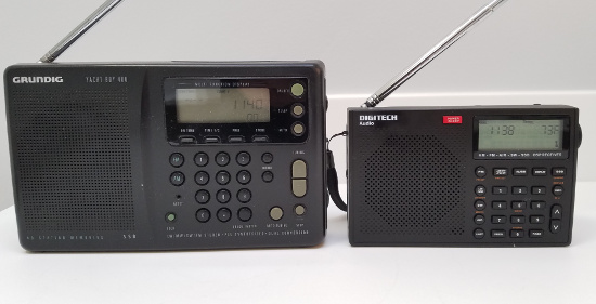 Grundig Yacht Boy 400 next to the comparable but smaller Digitech AR-1780