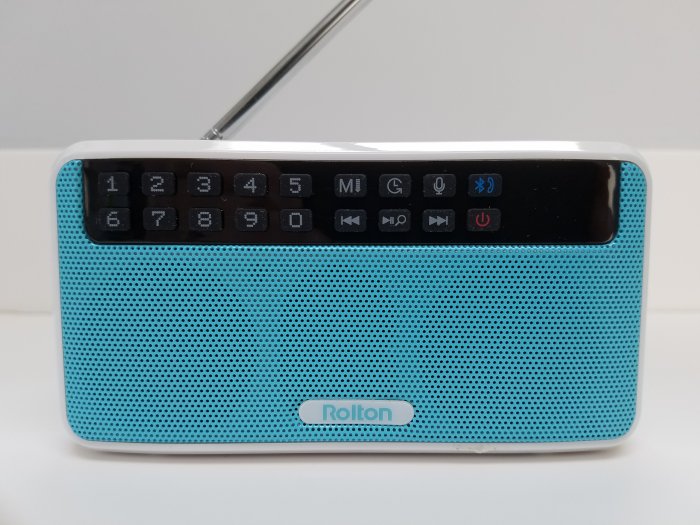 Front view of Rolton E500 bluetooth speaker and FM radio