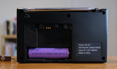 Rear of SEMIER SM-817 radio/media player, showing that it can accommodate either a BL-5C or 18650 rechargeable lithium-ion battery