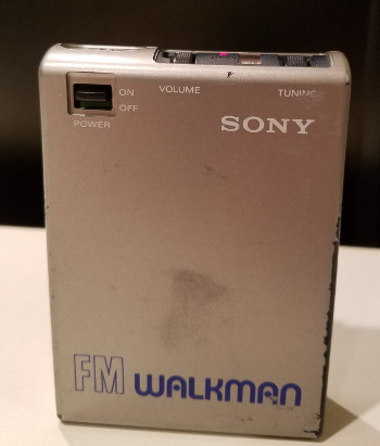 Sony SRF-30W Walkman model, closely resembling the SRF-40W
