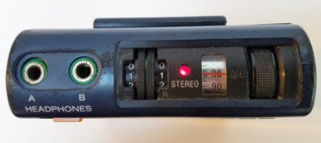 Controls on the top panel of the Sony SRF-40W Walkman FM radio