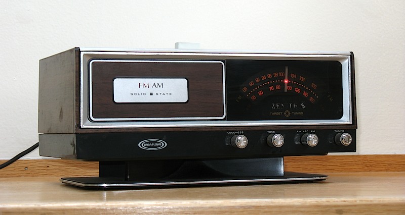 Zenith H421W table radio