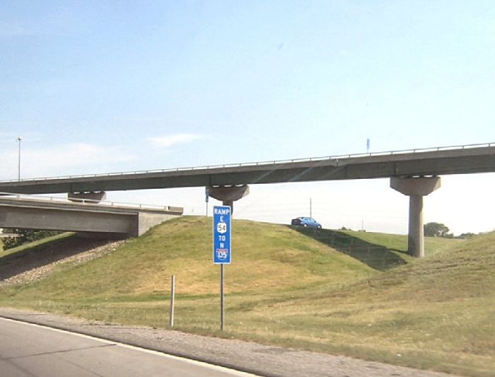 Marker for US 54 ramp to Interstate 135 in Wichita, Kansas