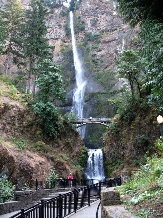 Bridal Veil falls, full-height view, east of Portland, Oregon