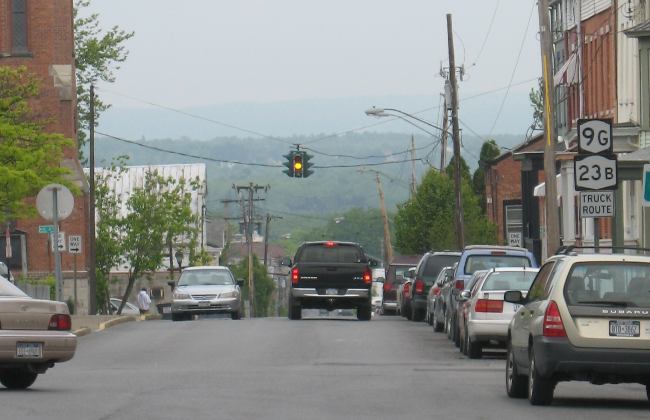 Doghouse-style traffic light in Hudson, New York