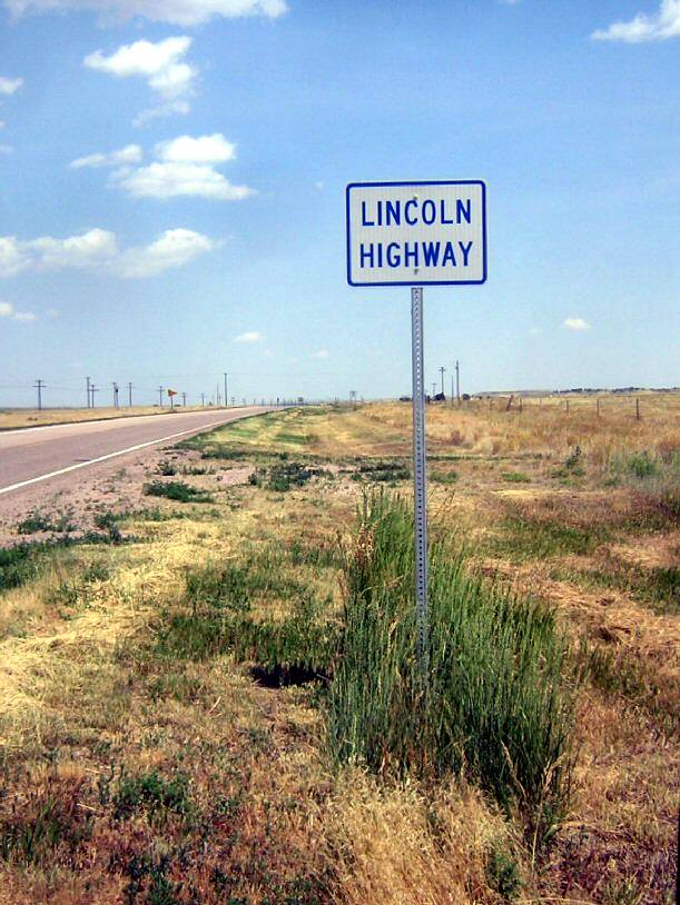 Plain marker for the historic Lincoln Highway on US 30 in Nebraska