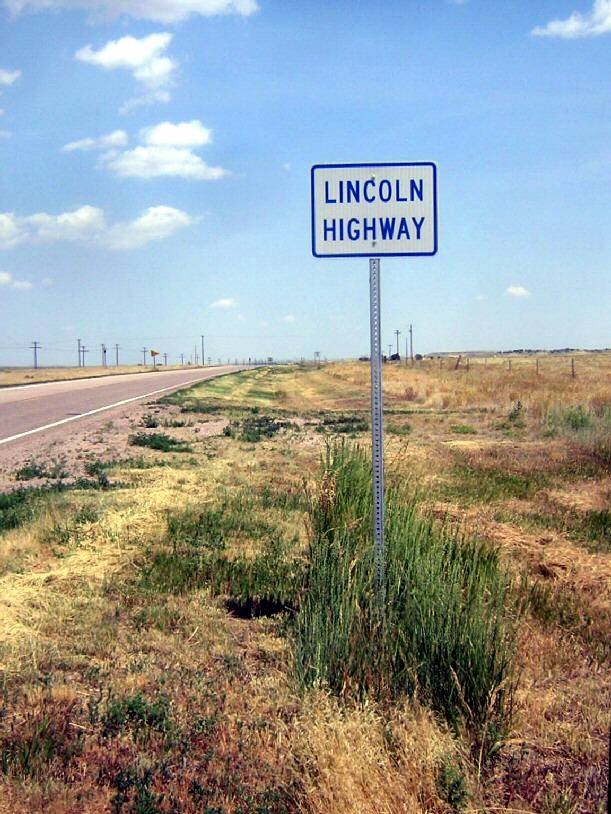 Plain marker for the historic Lincoln Highway on US 30 in Nebraska