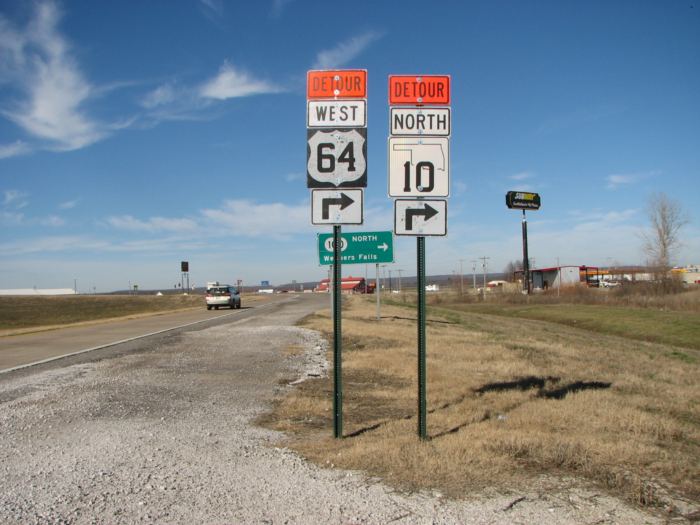 Old-style squarish fonts on detour signs near Webbers Falls, Oklahoma
