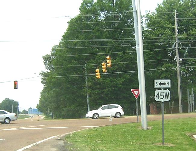Tennessee-style directional arrow for US 45W in Humboldt