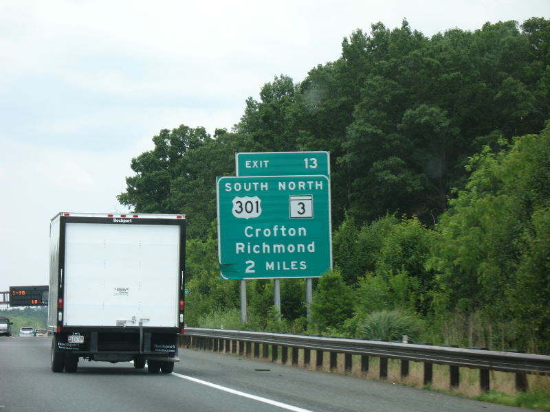 Two-mile exit advance sign for US 301 split from US 50 in Maryland