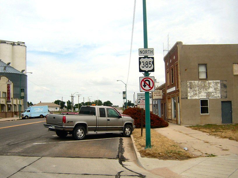 US 385 marker with optically compressed font in Holyoke, Colorado