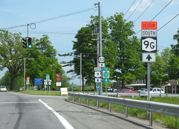 Detour marker for NY 9G along US 9 in Columbia County